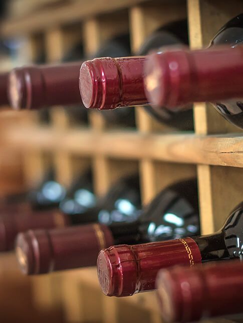 Butelki wina owocowego na półce - sprawdz sklep pravincja